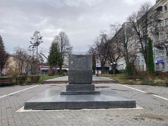 «Тут буде Меморіал Перемоги»: у Тернополі демонтували скульптуру Пушкіну