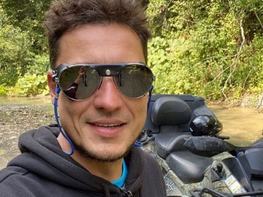 Ведучий «Орла та Решки» Євген Синельников показав, який подарунок залишили орки у дворі його будинку в Бучі
