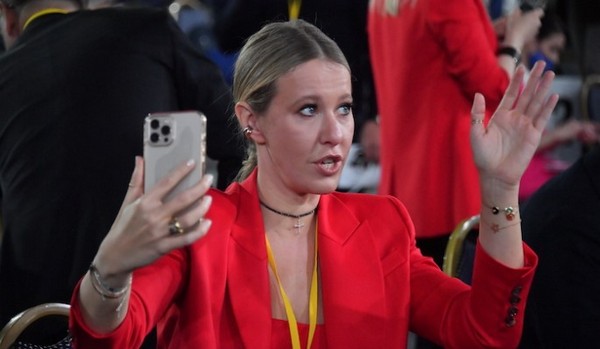 Її слабкість — бабло: Маша Єфросиніна викрила Собчак в жадібності та псевдожурналістиці