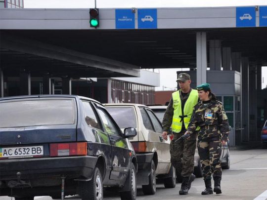 Автомобілі з України перестали впускати до Польщі: що відбувається