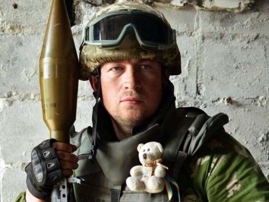 «Бачу, біжить боєць, і видно, що рука у нього відірвана»: розповідь про ДАП загиблого «кіборга» Руслана Боровика, з яким сьогодні прощається Київ