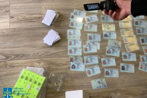 В Одессе "накрыли" банду, которая продавала фальшивые водительские документы