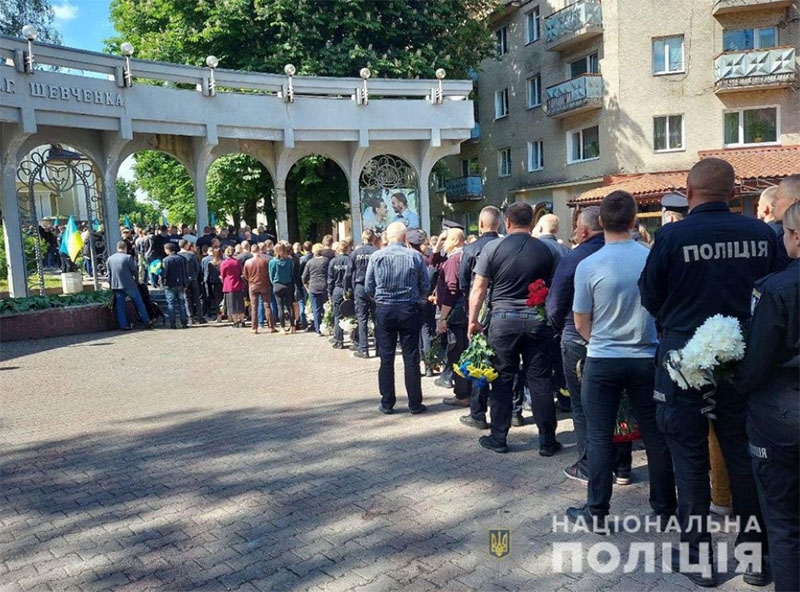 Діти більше ніколи не зможуть обійняти тата: у Рівному попрощалася з українськими воїнами, які загинули на сході