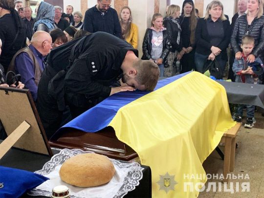 Діти більше ніколи не зможуть обійняти тата: у Рівному попрощалася з українськими воїнами, які загинули на сході