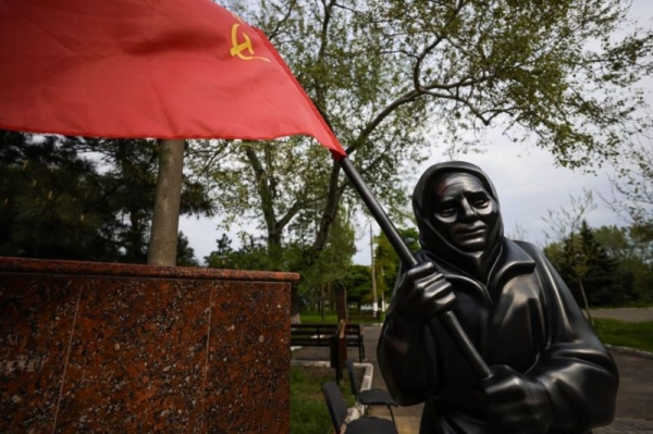 «Лучше бы я знаменитой не была». Как украинка с советским флагом стала культурным феноменом в России и что она об этом думает