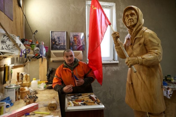 «Лучше бы я знаменитой не была». Как украинка с советским флагом стала культурным феноменом в России и что она об этом думает