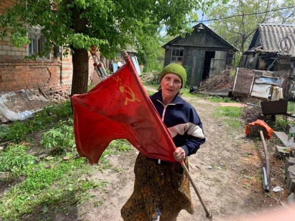 «Лучше бы я знаменитой не была». Как украинка с советским флагом стала культурным феноменом в России и что она об этом думает