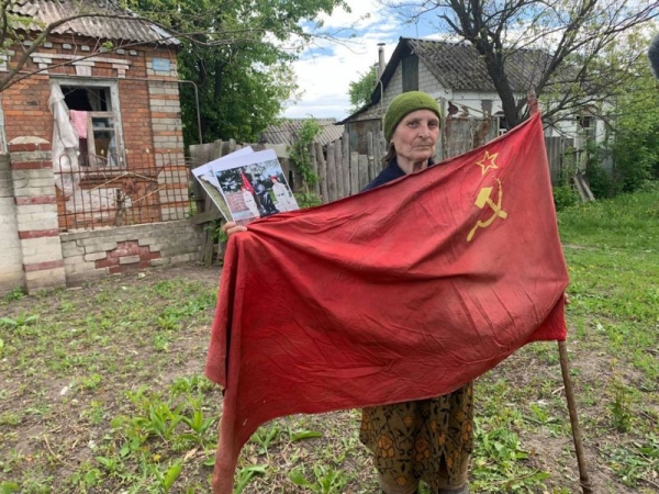 «Лучше бы я знаменитой не была». Как украинка с советским флагом стала культурным феноменом в России и что она об этом думает
