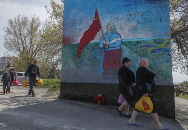 «Лучше бы я знаменитой не была». Как украинка с советским флагом стала культурным феноменом в России и что она об этом думает
