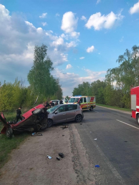 Масштабна ДТП під Києвом: загинула жінка, травмувалися діти (фото)