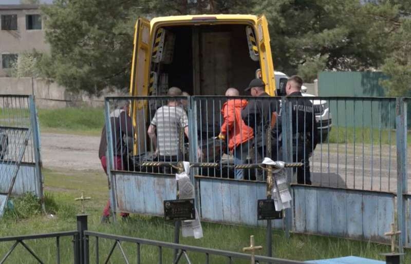 Серед жертв 10-річна дівчинка та 92-річна бабуся: під Києвом продовжують знаходити людей, вбитих рашистами