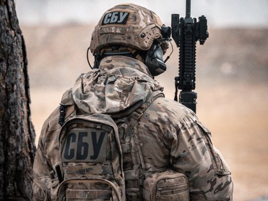 Сховав вибухівку у милиці: СБУ затримала диверсанта, який планував вибух у центрі Запоріжжя
