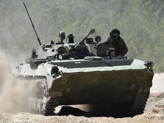 Виявили справжню майстерність: бійці ЗСУ навчили танк «прикурювати» і потім спалили техніку ворога (яскраві відео)