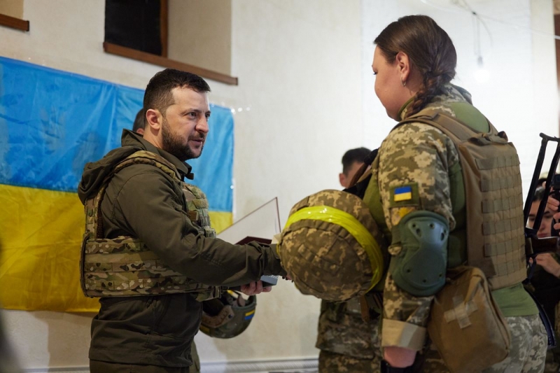 Зеленський побував на передовій у Харківській області та вручив нагороди українським героям