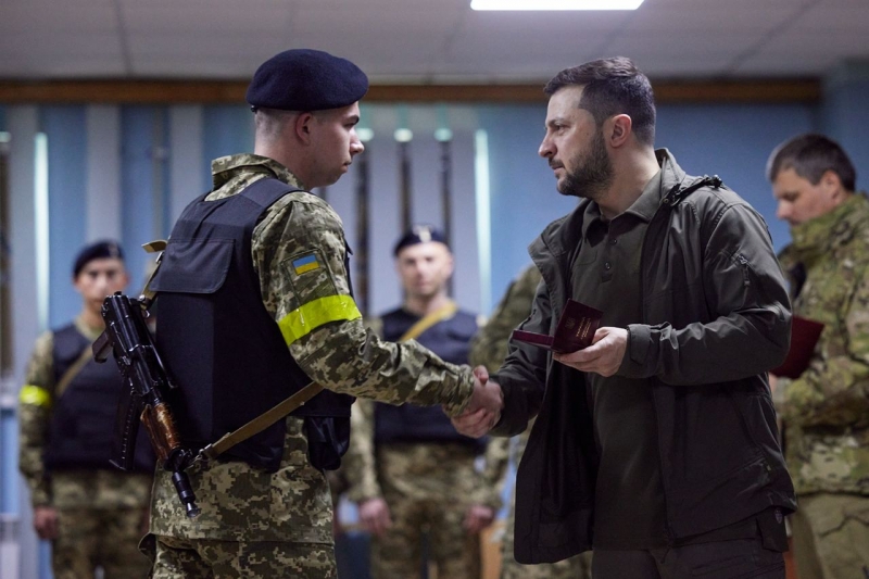 Зеленський побував на передовій у Харківській області та вручив нагороди українським героям