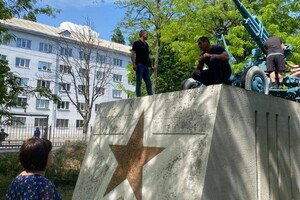 Возле школы в Одессе убрали пушку-памятник, который испугал оккупантов