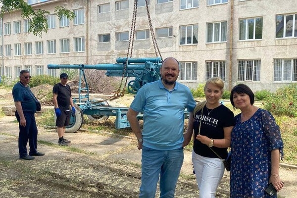 Возле школы в Одессе убрали пушку-памятник, который испугал оккупантов