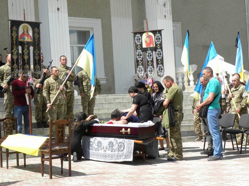 «Для рідних увесь світ затьмарило страшне горе»: на Вінниччині попрощались із захисником, в якого залишився однорічний син