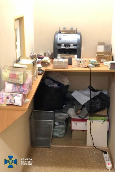 Допомагали окупантам «відмивати» криваві гроші: під Києвом викрили канал фінансування агентури рф