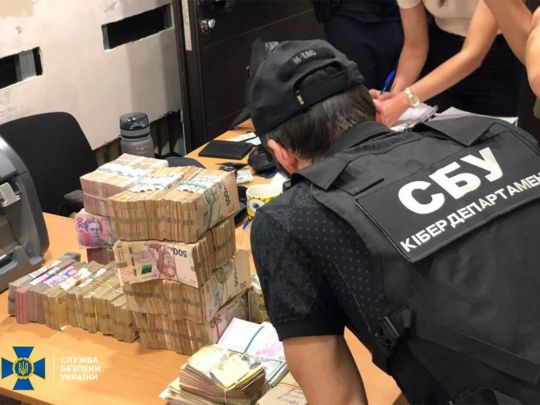 Допомагали окупантам «відмивати» криваві гроші: під Києвом викрили канал фінансування агентури рф