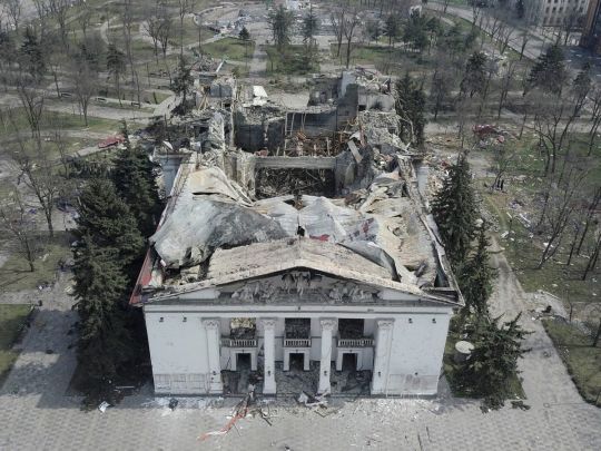 У драмтеатрі Маріуполя чоловіки не поступилися місцями у підвалі жінкам з дітьми і ті загинули під час авіаудару: розповідь свідка