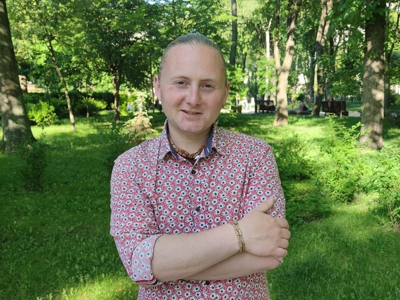 У драмтеатрі Маріуполя чоловіки не поступилися місцями у підвалі жінкам з дітьми і ті загинули під час авіаудару: розповідь свідка