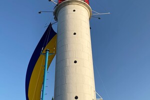 На Воронцовском маяке в Одессе развернули огромный флаг Украины