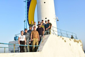 На Воронцовском маяке в Одессе развернули огромный флаг Украины
