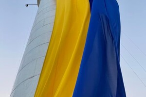 На Воронцовском маяке в Одессе развернули огромный флаг Украины
