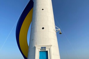На Воронцовском маяке в Одессе развернули огромный флаг Украины