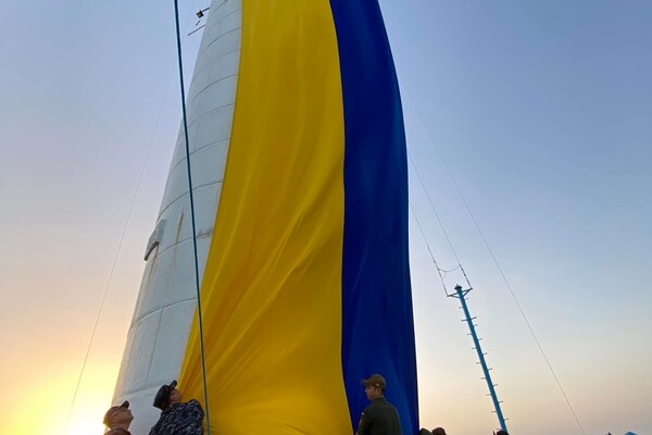 На Воронцовском маяке в Одессе развернули огромный флаг Украины