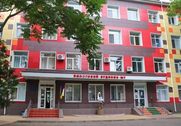 Скандал из-за украинского языка: в Одессе охранник роддома напал на мужчину с ребенком