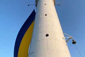 На Воронцовском маяке в Одессе развернули огромный флаг Украины