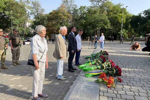 Сняли клип и возложили цветы: как в Одессе отмечают День Независимости 