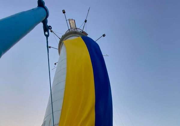 На Воронцовском маяке в Одессе развернули огромный флаг Украины
