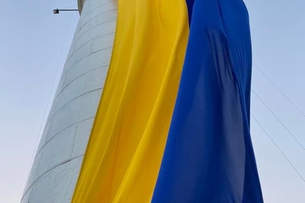 На Воронцовском маяке в Одессе развернули огромный флаг Украины