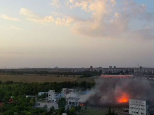 «Куча 200-х та 300-х»: у Донецьку вибухає та горить база бойовиків «ДНР» (відео)