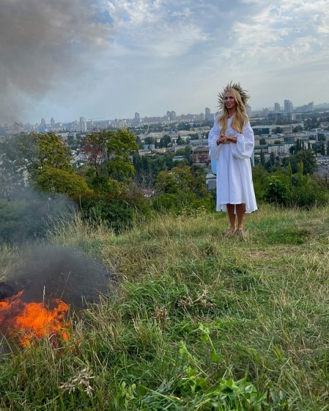 Полякова спалила свій кокошник на Лисій горі в Києві