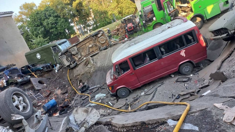 «Серед постраждалих — глухонімі люди, які не чули сирену»: рашисти обстріляли будівлі гуртожитків у Харкові, багато загиблих