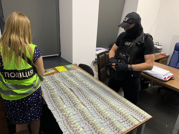 Вимагали 600 тис. грн «відкату»: у столиці викрили двох чиновників «Київпастрансу»