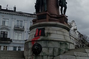 Памятник Екатерине в Одессе облили краской в третий раз