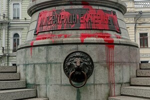Памятник Екатерине в Одессе облили краской в третий раз