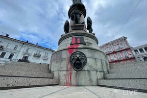 Памятник Екатерине в Одессе облили краской в третий раз