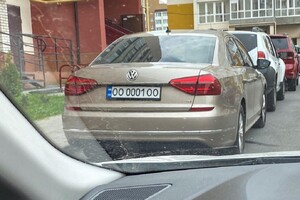 В Одессе заметили автомобиль с эксклюзивными номерами (фото)