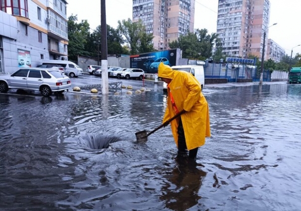 На Одессу снова обрушилась непогода: какие улицы затопило (обновлено)