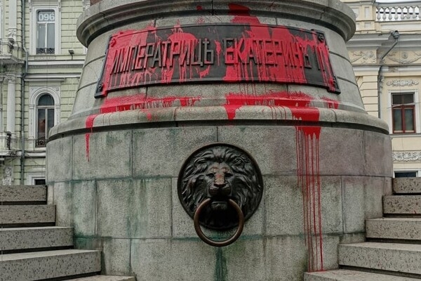 Памятник Екатерине в Одессе облили краской в третий раз