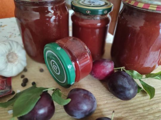 Ароматний та пікантний соус зі слив: смакує з м’ясом, рибою, овочами, локшиною і просто з хлібом
