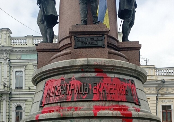 Памятник Екатерине в Одессе облили краской в третий раз