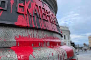 Памятник Екатерине в Одессе облили краской в третий раз