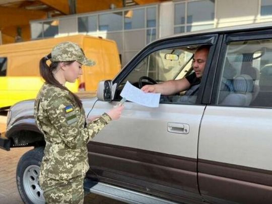 Чи пустять чоловіка-супроводжувального вдруге за кордон: пояснення юристів